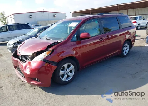 2014 Toyota Sienna Le V6 8 Passenger z USA, uszkodzony, nr VIN 5TDKK3DC2ES422736